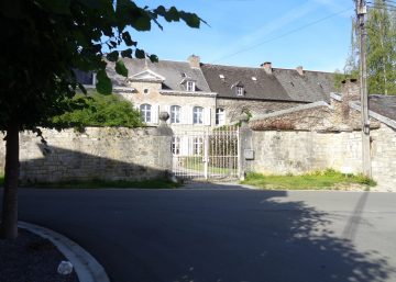 le chateau au bas du village sur le circuit VTT plateau de Herbet